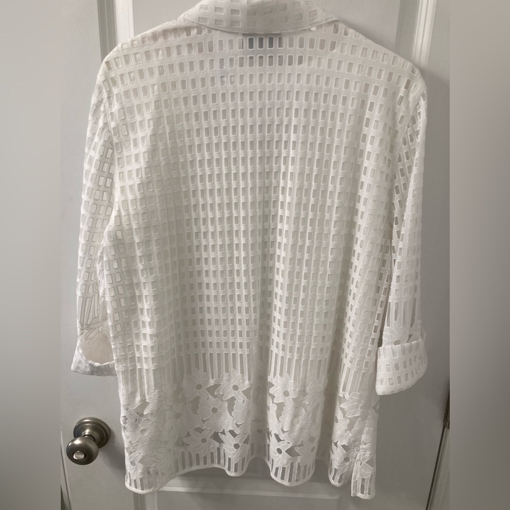 Alfred Dunner 3 pc blouse with sleeveless shell and removable gold necklace. - Picture 6 of 7